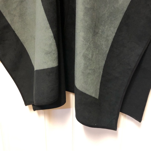 Woolrich Two-Tone Reversible Fleece Wrap - Picture 4 of 12